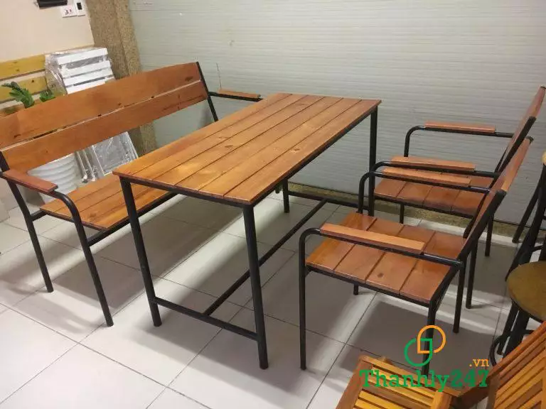 Mẫu bàn ghế quán cafe đẹp – khung sắt – có tay vịn