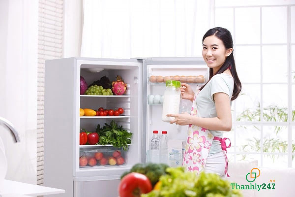 Thường xuyên vệ sinh và sắp xếp đồ ăn trong tủ lạnh định kỳ