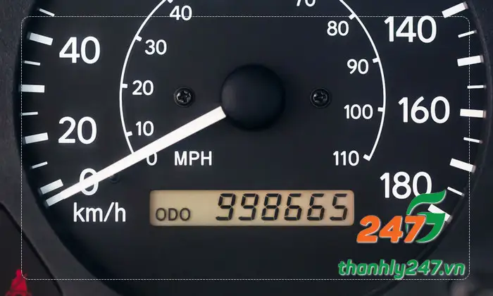 Xem xét mối quan hệ giữa tuổi và số km của xe